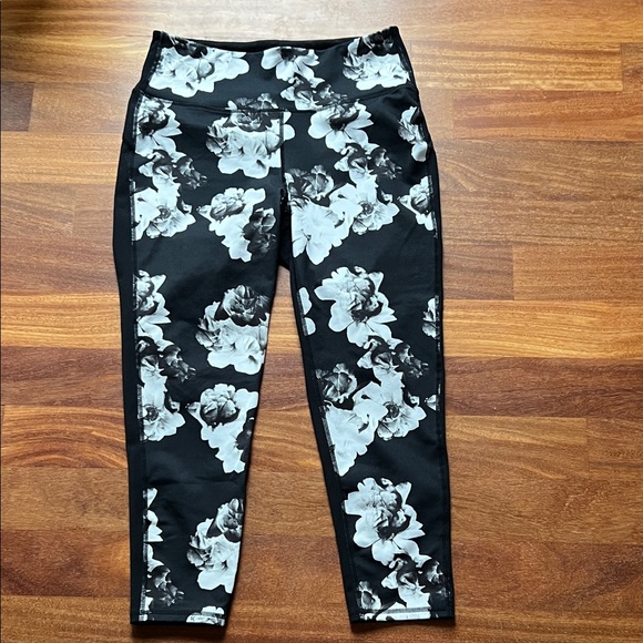 GAP Pants - GAP fit Black and white floral Leggings